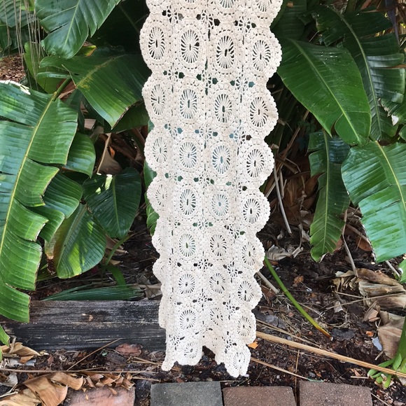 Crochet table runner - Picture 4 of 6